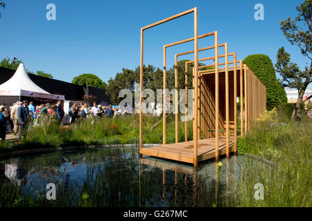 London, UK. 24th May, 2016. Visitors toThe Chelsea Flower Show 2016 around the Cloudy Bay Garden, London, UK Credit:  Ellen Rooney/Alamy Live News Stock Photo