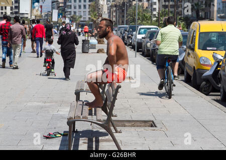 Beirut, Lebanon. 25th May 2016. People enjoy the sunshine at the seafront   on a hot day in the Lebanese capital Credit:  amer ghazzal/Alamy Live News Stock Photo