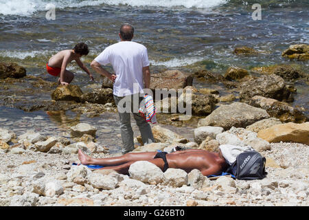 Beirut, Lebanon. 25th May 2016. A sunbather by the seafront  on a hot day in the Lebanese capital Credit:  amer ghazzal/Alamy Live News Stock Photo