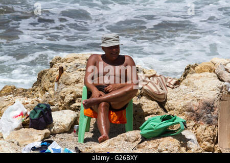 Beirut, Lebanon. 25th May 2016. People enjoy the sunshine at the seafront   on a hot day in the Lebanese capital Credit:  amer ghazzal/Alamy Live News Stock Photo