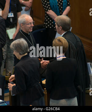 Edinburgh, UK. 25th of May 2016. General Assembly of the Church of Scotland 2016, Edinburgh. Most Revd and Rt Hon Justin Welby, Archbishop of Canterbury has become the first head of the Church of England to take part in a debate at the General Assembly of the Church of Scotland. Seen here with Moderator Rt Rev Dr Russell Barr Credit:  Andrew O'Brien/Alamy Live News Stock Photo