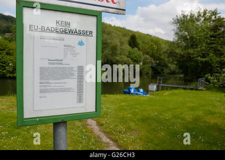 Rehlingen-Siersburg, Germany. 25th May, 2016. A sign dictating an offical swim-ban in the area surrounding the camping grounds near the Nied river in Rehlingen-Siersburg, Germany, 25 May 2016. After the EU report on bathing water quality in this area been rated inadequate. Photo: OLIVER DIETZE/dpa/Alamy Live News