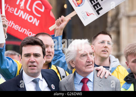 London, UK, 25th May, 2016, Andy Burnham MP, Shadow Home Secretary and Dennis Skinner MP at the Steelworkers protest Credit:  Ian Davidson/Alamy Live News Stock Photo