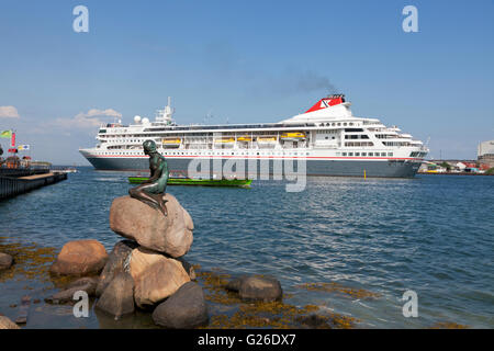 Copenhagen, Denmark, 25th May 2016. The Fred. Olsen Cruise Lines MS Braemar leaves the harbour of Copenhagen and is seen out by the Little Mermaid on a warm and sunny afternoon after a summer’s day in Copenhagen and is now heading for the medieval city Visby  on the Swedish island Gotland in the Baltic Sea on a 15 days’ round-trip cruising the waterways of Scandinavia. The toruists in a canal cruise boat is in the middle of it all. Credit:  Niels Quist/Alamy Live News Stock Photo