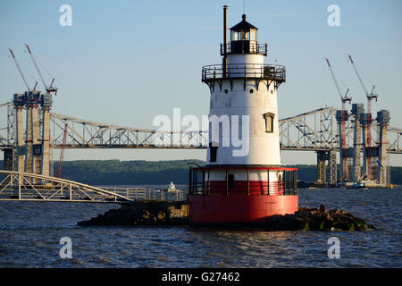 Sleepy Hollow Lighthouse with the new Tappan Zee Bridge construction towers in a south facing view. Stock Photo