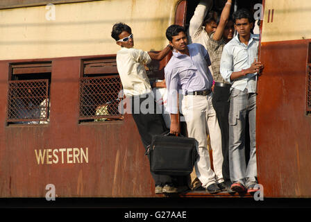 INDIA Mumbai Bombay  commuter in crowded suburban train of western railways at Bandra station / INDIEN Bombay Mumbai das Wirtschaftszentrum und Finanzzentrum Indiens,  Pendler in überfuellten S-Bahn Zuegen der Western Railways in Bandra Stock Photo