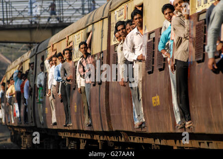 INDIA Mumbai Bombay  commuter in crowded suburban train of western railways at Bandra station / INDIEN Bombay Mumbai das Wirtschaftszentrum und Finanzzentrum Indiens,  Pendler in überfuellten S-Bahn Zuegen der Western Railways in Bandra Stock Photo