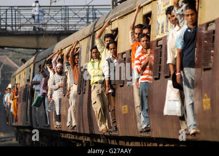 INDIA Mumbai Bombay  commuter in crowded suburban train of western railways at Bandra station / INDIEN Bombay Mumbai das Wirtschaftszentrum und Finanzzentrum Indiens,  Pendler in überfuellten S-Bahn Zuegen der Western Railways in Bandra Stock Photo