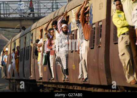 INDIA Mumbai Bombay  commuter in crowded suburban train of western railways at Bandra station / INDIEN Bombay Mumbai das Wirtschaftszentrum und Finanzzentrum Indiens,  Pendler in überfuellten S-Bahn Zuegen der Western Railways in Bandra Stock Photo