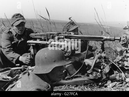 German Soldiers with MG42 Machine Gun on the Eastern Front 1944 Stock Photo