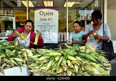 New York City:  Three women shopping for fresh sweet corn at the Stop & Shop super market at Inwood Stock Photo