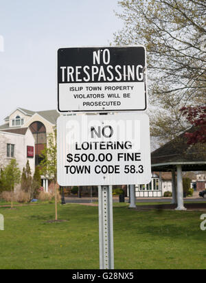 No Trespassing No Loitering sign, Islip Town, Long Island, USA Stock Photo