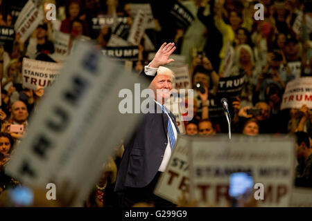 Anaheim, California, USA. 25th May, 2016. Republican presidential candidate DONALD TRUMP addresses supporters at the Anaheim Convention Center on Wednesday, May 25, 2016 in Anaheim, Calif. Credit:  Gabriel Romero/ZUMA Wire/Alamy Live News Stock Photo