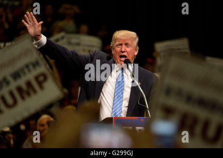 Anaheim, California, USA. 25th May, 2016. Republican presidential candidate DONALD TRUMP addresses supporters at the Anaheim Convention Center on Wednesday, May 25, 2016 in Anaheim, Calif. Credit:  Gabriel Romero/ZUMA Wire/Alamy Live News Stock Photo