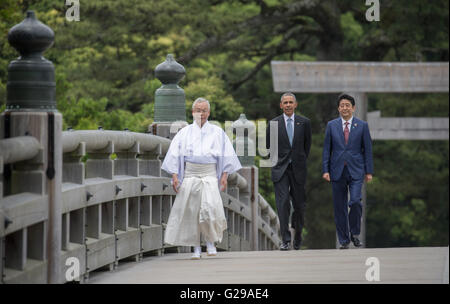 Ise-Shima, Japan. 26th May, 2016. US-President Barack Obama and Japans Prime Minister Shinzo Abe arriving at the garden of the Ise shrine in Ise-Shima, Japan, 26 May 2016. The heads of government of the G7 state meet in Ise-Shima for a summit. PHOTO: MICHAEL KAPPELER/dpa/Alamy Live News Stock Photo