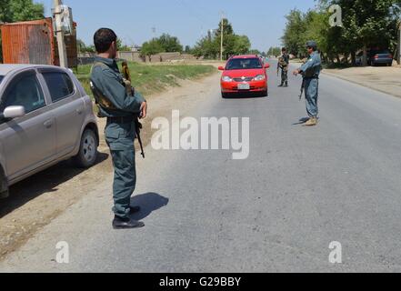 Kunduz, Afghanistan. 25th May, 2016. Afghan policemen stand guard at a police checkpoint in Kunduz province, northern Afghanistan, May 25, 2016. © Ajmal Kakar/Xinhua/Alamy Live News Stock Photo