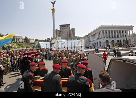 Kiev, Ukraine. 26th May, 2016. Ukrainians attend the funeral ceremony of the ''Aydar'' battalion servicemen Nikolai Kuleba and Sergey Baula, who were killed in the eastern Ukraine conflict, on Independence Square in Kiev, Ukraine, on 26 May 2016. Credit:  Serg Glovny/ZUMA Wire/Alamy Live News Stock Photo