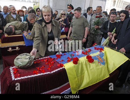 Kiev, Ukraine. 26th May, 2016. Relatives and comrades attend the funeral ceremony of the ''Aydar'' battalion servicemen Nikolai Kuleba and Sergey Baula, who were killed in the eastern Ukraine conflict, on Independence Square in Kiev, Ukraine, on 26 May 2016. Credit:  Serg Glovny/ZUMA Wire/Alamy Live News Stock Photo