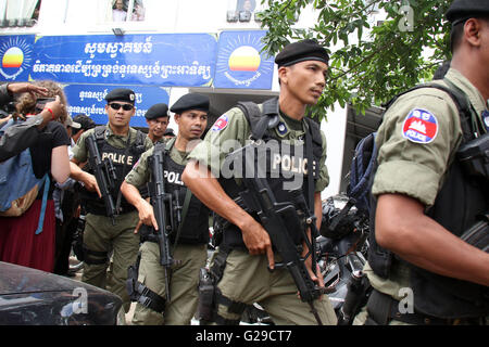 Phnom Penh, Cambodia. 26th May, 2016. Cambodian police briefly surround the headquarters of the main opposition Cambodia National Rescue Party (CNRP) in Phnom Penh, Cambodia, May 26, 2016. Cambodian security forces surrounded the car of CNRP deputy leader Kem Sokha on Thursday in an apparent attempt to arrest him, according to party senior officials. Cambodian deputy opposition leader Kem Sokha failed to appear at the Phnom Penh Municipal Court for the second time on Thursday in a prostitution case involving his alleged mistress. © Sovannara/Xinhua/Alamy Live News Stock Photo