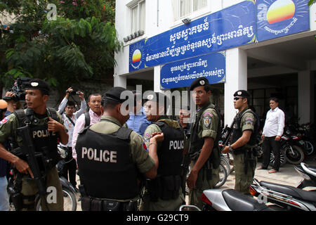 Phnom Penh, Cambodia. 26th May, 2016. Cambodian police briefly surround the headquarters of the main opposition Cambodia National Rescue Party (CNRP) in Phnom Penh, Cambodia, May 26, 2016. Cambodian security forces surrounded the car of CNRP deputy leader Kem Sokha on Thursday in an apparent attempt to arrest him, according to party senior officials. Cambodian deputy opposition leader Kem Sokha failed to appear at the Phnom Penh Municipal Court for the second time on Thursday in a prostitution case involving his alleged mistress. © Sovannara/Xinhua/Alamy Live News Stock Photo