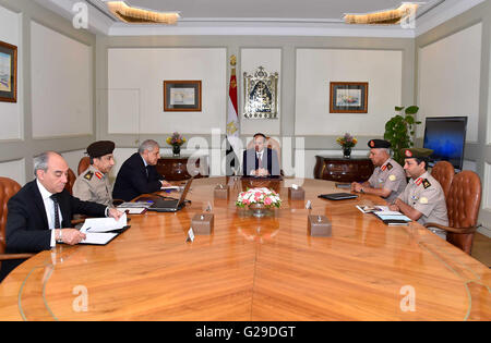 Cairo, Egypt. 26th May, 2016. Egyptian President Abdel Fattah al-Sisi meets with Ibrahim Mahlab, presidential adviser for national projects, in Cairo, Egypt, on May 26, 2016 Credit:  Egyptian President Office/APA Images/ZUMA Wire/Alamy Live News Stock Photo