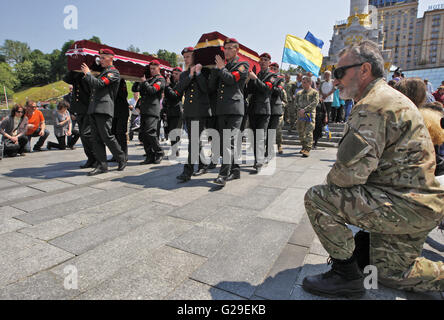 Kiev, Ukraine. 26th May, 2016. Ukrainian soldiers carry coffins during the funeral ceremony of two fighters of the 'Aydar' volunteers battalion Nikolay Kulyba and Sergey Baula, who were killed in the eastern Ukraine conflict, at Independence Square in Kiev. Credit:  Vasyl Shevchenko/Pacific Press/Alamy Live News Stock Photo