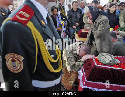 Kiev, Ukraine. 26th May, 2016. Relatives and comrades react in front of the coffins during the funeral ceremony of two fighters of the 'Aydar' volunteers battalion Nikolay Kulyba and Sergey Baula, who were killed in the eastern Ukraine conflict, at Independence Square in Kiev. Credit:  Vasyl Shevchenko/Pacific Press/Alamy Live News Stock Photo
