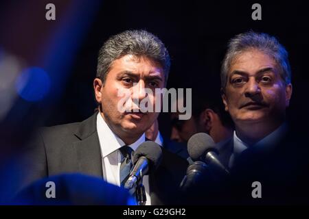 Cairo, Egypt. 26th May, 2016. Egypt's Civil Aviation Minister Sherif Fathy(L) speaks at a candlelight march mourning the victims of crashed EgyptAir Flight MS804 plane in Cairo, Egypt, May 26, 2016. A massive candlelight march has been held Thursday evening near the Opera House here in the Egyptian capital city over the recent EgyptAir plane crash with the participation of senior officials including the Egyptian aviation minister and the French ambassador to Cairo. Credit:  Meng Tao/Xinhua/Alamy Live News Stock Photo