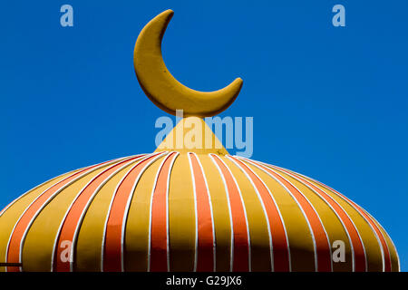 Beirut Lebanon. 27th May 2016.  Islamic decorations in Beirut for the holy month of Ramadan which begins when the first crescent of a new moon is sighted, a month spent by Muslims fasting during the daylight hours from dawn to sunset Credit:  amer ghazzal/Alamy Live News Stock Photo