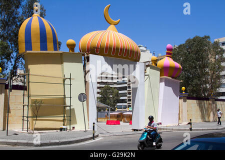 Beirut Lebanon. 27th May 2016. Islamic decorations in Beirut for the holy month of Ramadan which begins when the first crescent of a new moon is sighted, a month spent by Muslims fasting during the daylight hours from dawn to sunset Credit:  amer ghazzal/Alamy Live News Stock Photo