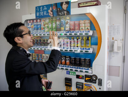 Ise Shima, Japan. 27th May, 2016. A man chooses a drink from a vending machine in Ise Shima, Japan, 27 May 2016. Photo: Michael Kappeler/dpa/Alamy Live News Stock Photo