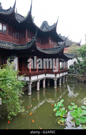 Traditional building with pond in Yuyuan Garden, Shanghai, China Stock Photo