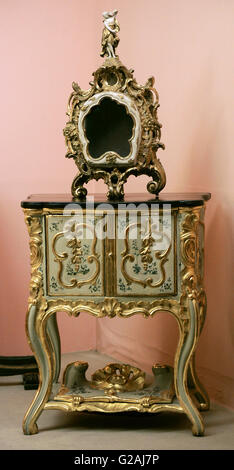 Dressing table. Wood; carving,painting, gilding. From Saint Petersburg. Mid. 18th century. The State Hermitage Museum. Saint Petersburg. Russia. Stock Photo