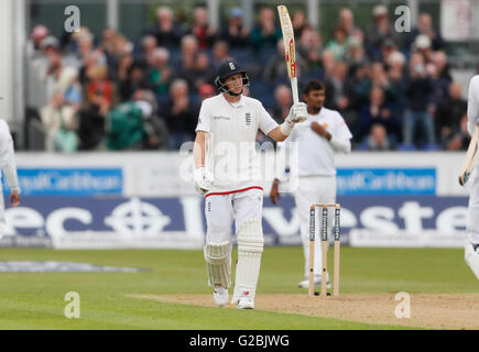 England's Joe Root reaches his 50 during day one of the Investec Second Test Match at the Emirates Riverside, Chester-Le-Street. Stock Photo