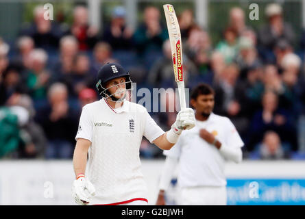 England's Joe Root reaches his 50 during day one of the Investec Second Test Match at the Emirates Riverside, Chester-Le-Street. Stock Photo