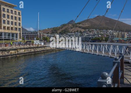 The Swing Bridge at the Victoria and Alfred Waterfront district links the Alfred and Victoria Basin's in Table Bay Harbor Stock Photo