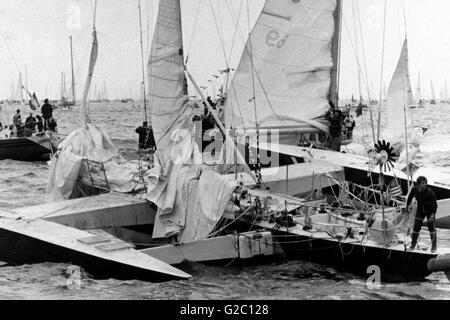 AJAXNETPHOTO. 7TH JUNE, 1980. PLYMOUTH, ENGLAND. - OSTAR 1980 - KRITER VII SKIPPERED BY TOM GROSSMAN (USA) IN COLLISION WITH GARUDA, SKIPPERED BY VICTOR SAGI (ESP)  JUST BEFORE THE START. PHOTO:TONY CARNEY/AJAX  REF:KRITER VII 1980 02 Stock Photo