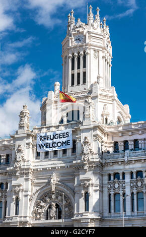 Madrid, Madrid, Spain. 5th Apr, 2016. A banner welcoming refugees hangs from the Cybele Palace, Madrid's City Hall on the Plaza de Cibeles. © Jayne Russell/ZUMA Wire/Alamy Live News Stock Photo