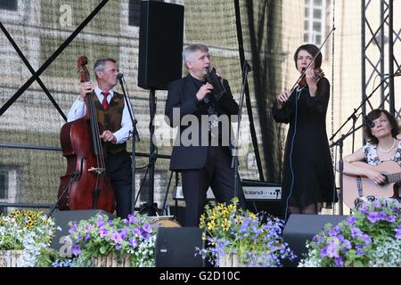 Vilnius, Lithuania. 27th May, 2016. Musicians perform during the folklore festival in Vilnius, Lithuania, May 27, 2016. The 44th international folklore festival is held from May 26 to May 29 in Lithuania, gathering music groups with more than 40 performances from more than ten countries. © Bu Peng/Xinhua/Alamy Live News Stock Photo