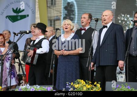 Vilnius, Lithuania. 27th May, 2016. Musicians perform during the folklore festival in Vilnius, Lithuania, May 27, 2016. The 44th international folklore festival is held from May 26 to May 29 in Lithuania, gathering music groups with more than 40 performances from more than ten countries. © Bu Peng/Xinhua/Alamy Live News Stock Photo