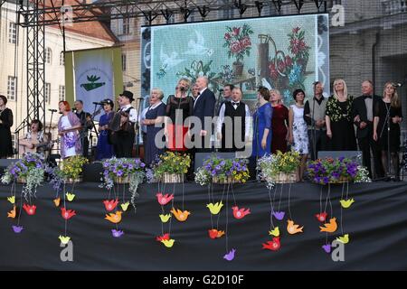 Vilnius, Lithuania. 27th May, 2016. Musicians perform during the folklore festival in Vilnius, Lithuania, May 27, 2016. The 44th international folklore festival is held from May 26 to May 29 in Lithuania, gathering music groups with more than 40 performances from more than ten countries. © Bu Peng/Xinhua/Alamy Live News Stock Photo