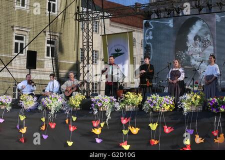 Vilnius, Lithuania. 27th May, 2016. Musicians perform during the folklore festival in Vilnius, Lithuania, May 27, 2016. The 44th international folklore festival is held from May 26 to May 29 in Lithuania, gathering music groups with more than 40 performances from more than ten countries. © Bu Peng/Xinhua/Alamy Live News Stock Photo