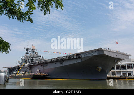 New York, USA. 27th May, 2016. New York, USA. 27th May, 2016. Photo taken on May 27, 2016, shows the USS Bataan (LHD-5), Wasp-class amphibious assault ship, docked along Pier 88 in Manhattan during the 28th Annual New York Fleet Week in New York, the United States. New York Fleet Week takes place from May 25 to May 30, where hundred of service men and women in the Armed Forces visit New York City as part of Memorial Day commemorations. Credit:  Li Muzi/Xinhua/Alamy Live News Stock Photo