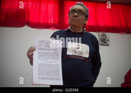 Mexico City, Mexico. 27th May, 2016. Jose Luis Gonzalez Meza, lawyer of Joaquin Guzman Loera, alias 'El Chapo', holds a writ of protection document during a press conference in Mexico City, capital of Mexico, on May 27, 2016. A lawyer of Joaquin Guzman Loera, said on Friday to journalists that he filed a demand for guarantees before a federal judge to prevent the extradition of his client to the United States. © Alejandro Ayala/Xinhua/Alamy Live News Stock Photo