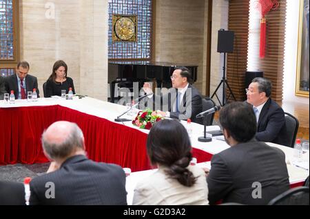 (160528) -- GENEVA, May 28, 2016 (Xinhua) -- China's Permanent Representative to the United Nations Office at Geneva Ma Zhaoxu (Gesturing) speaks during a meeting with delegates from missions and organizations in Geneva, Switzerland, May 27, 2016. Ma stressed on Friday that the South China Sea issue must be resolved peacefully through constructive and meaningful negotiations with neighboring countries. (Xinhua/Xu Jinquan) Stock Photo