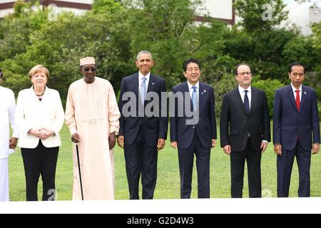 Shima, Japan. 27th May, 2016. World leaders during a expanded group photo at the G7 Summit meeting at the Shima Kano Hotel grounds May 27, 2016 in Shima, Japan. Left to Right: German Chancellor Angela Merkel, Chad President Idriss Deby Itono, U.S President Barack Obama, Japanese Prime Minister Shinzo Abe, French President Francois Hollande and Indonesian President Joko Widodo. Credit:  Planetpix/Alamy Live News Stock Photo