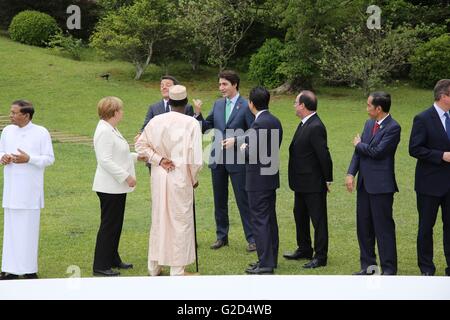 Shima, Japan. 27th May, 2016. World leaders chat before a expanded group photo at the G7 Summit meeting at the Shima Kano Hotel grounds May 27, 2016 in Shima, Japan. Left to Right: Sri Lankan President  Maithripala Sirisena, German Chancellor Angela Merkel, Chad President Idriss Deby Itono, Italian Prime Minister Matteo Renzi, Canadian Prime Minister Justin Trudeau, Japanese Prime Minister Shinzo Abe, French President Francois Hollande Indonesian President Joko Widodo and British Prime Minister David Cameron. Credit:  Planetpix/Alamy Live News Stock Photo