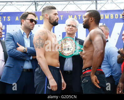 Liverpool One Shopping Centre, Liverpool, UK. 28th May, 2016. WBC Cruiserweight Title Weigh in. Tony Bellew versus Ilunga Makabu. Ilunga Makabu and Tony Bellew under the watchful eye of Matchroom fight promoter Eddie Hearn (left) at the weigh-in ahead of tomorrow's fight at Goodison Park against Tony Bellew for the vacant WBC Cruiserweight World Championship title. Credit:  Action Plus Sports/Alamy Live News Stock Photo