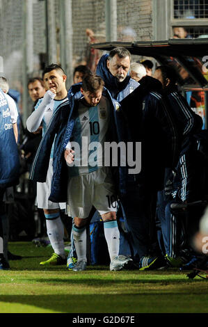 (160528) -- SAN JUAN, May 28, 2016 (Xinhua) -- Argentina's Lionel Messi (C) reacts after being injured during the international friendly match against Honduras in San Juan, Argentina, on May 27, 2016. (Xinhua/Ruben Paratore/TELAM) (rtg) Stock Photo