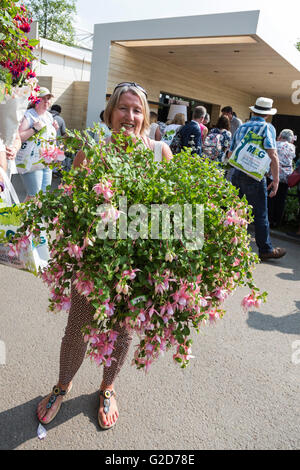 London, UK. 28 May 2016. On the last day of Chelsea Flower Show visitors take home plants and flowers they managed to purchase as the show closes. Credit:  Vibrant Pictures/Alamy Live News Stock Photo